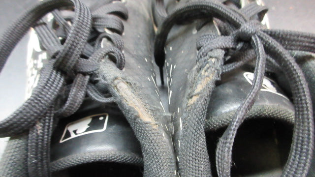 Load image into Gallery viewer, Used Under Armour Leadoff Baseball Cleats - Size Youth 4
