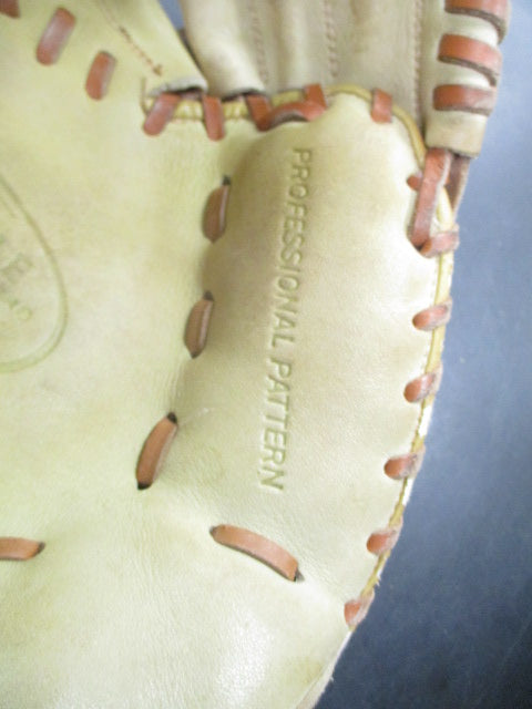 Load image into Gallery viewer, Used Louisville Sluger 125 Series RHT Catchers Glove  (Need lace In Pocket)
