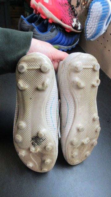 Load image into Gallery viewer, Used Breooes Soccer Cleats - Youth
