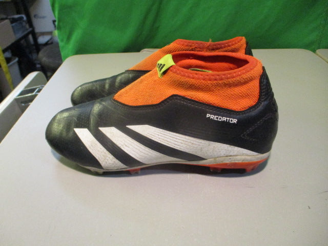 Load image into Gallery viewer, Used Adidas Predator Size 2 Soccer Cleats
