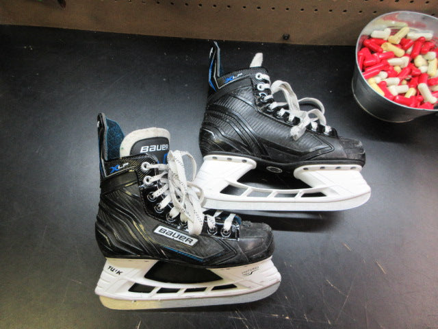 Load image into Gallery viewer, Used Bauer XLP Hockey Skates - Size 4.5
