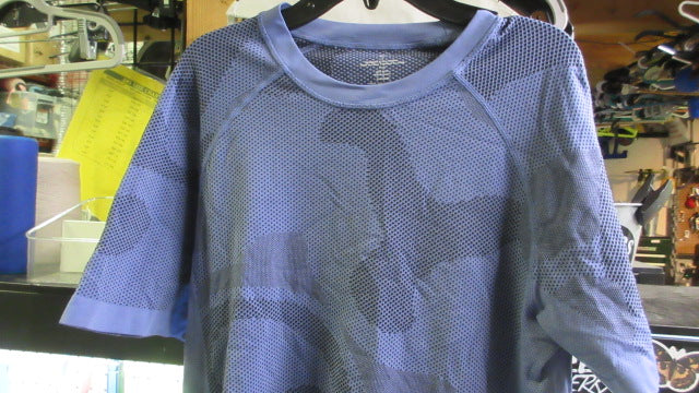 Load image into Gallery viewer, Used Fabletics T-Shirt - Size Small
