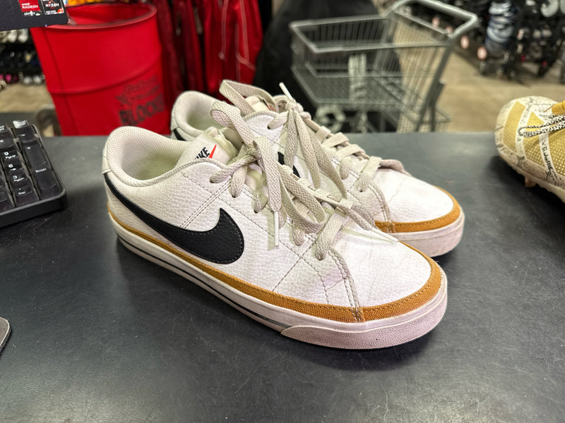 Load image into Gallery viewer, Used Nike Bruins Womens Size 8
