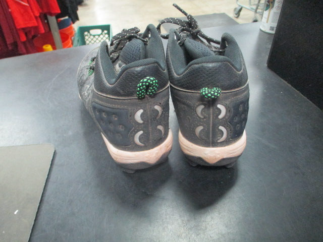 Load image into Gallery viewer, Used Under Armour Sz 3.5 Cleats
