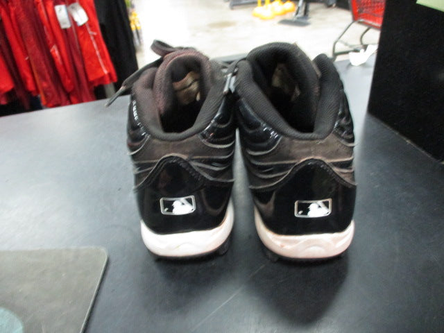 Load image into Gallery viewer, Used Under Armour Size 7 Cleats - Has Wear On Toe
