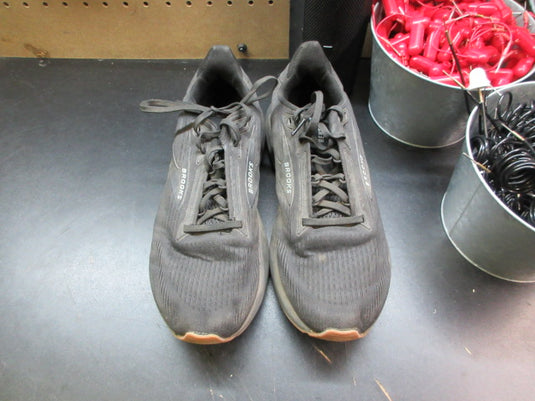 Used Brooks Revel 8 Sneakers - Size 9