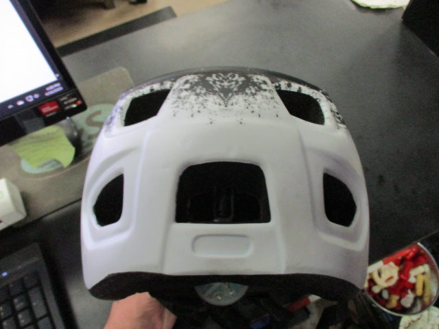 Load image into Gallery viewer, Used Batfox Bike Helmet 58-61cm
