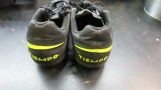 Used Nike Tiempo Size 3.5 Soccer Shoes