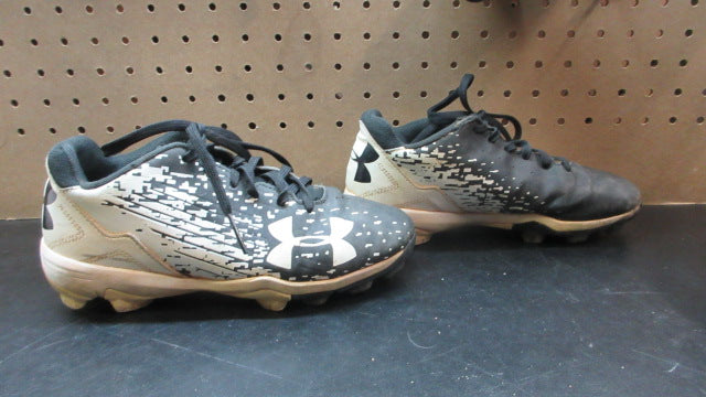 Load image into Gallery viewer, Used Under Armour Leadoff Baseball Cleats - Size Youth 4

