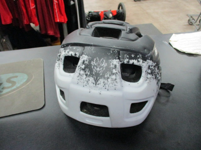Load image into Gallery viewer, Used Batfox Bike Helmet 58-61cm
