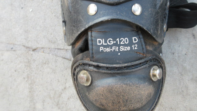 Load image into Gallery viewer, Used Diamond Catchers Shin Guards - Size 12
