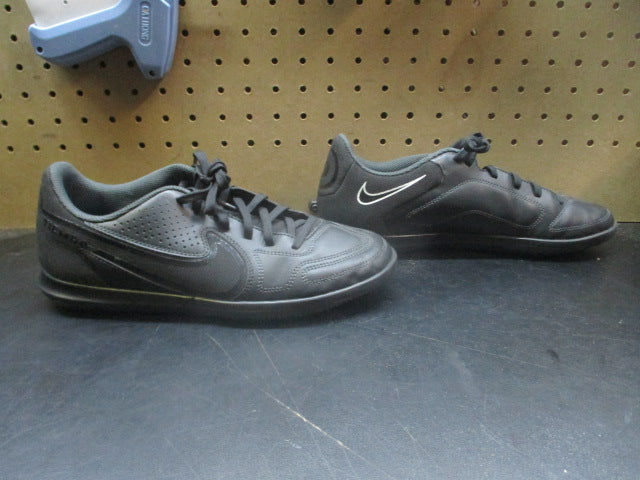 Load image into Gallery viewer, Used Nike Men's Tiempo Legend 9 Club IC Indoor Soccer Shoes - Size 7.5
