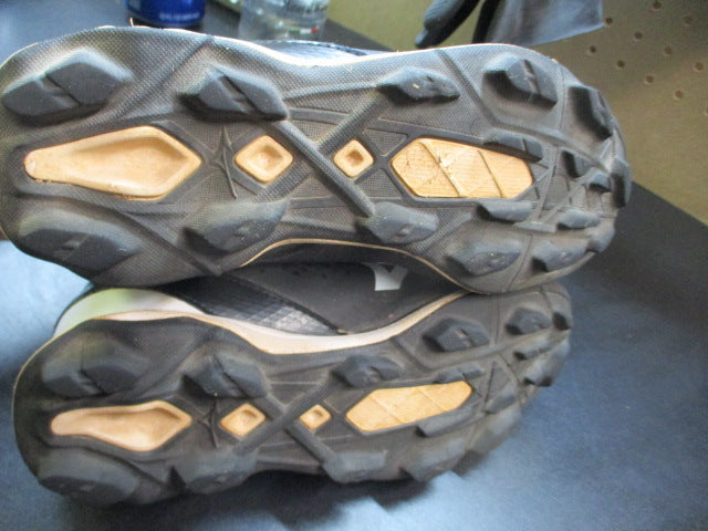 Load image into Gallery viewer, Used Mizuno Cleats Size 3
