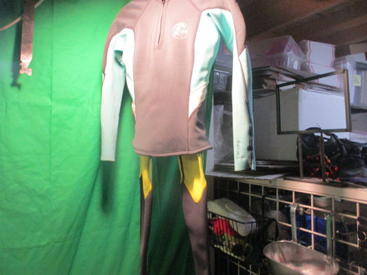 Used Oneill Womens sz 4 top and bottom Wetsuit