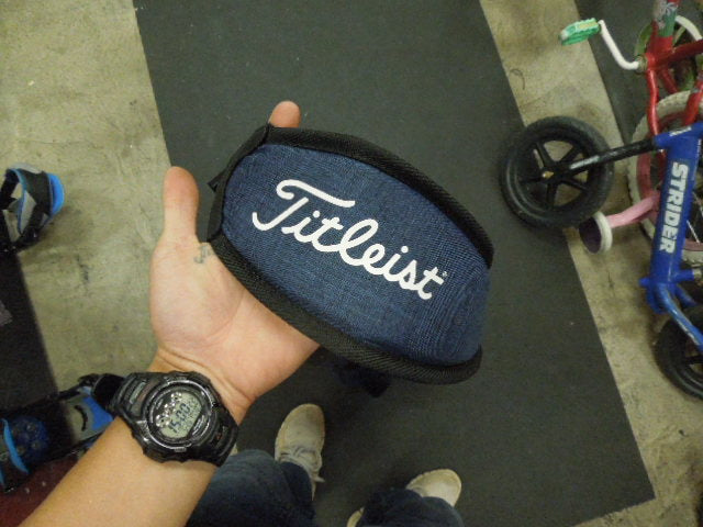 Load image into Gallery viewer, Used Titleist Navy Soft Shell Sunday Bag
