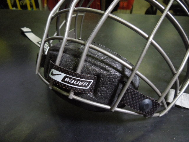 Load image into Gallery viewer, Used Bauer Nike FM5500M Oval True Vision Hockey Mask
