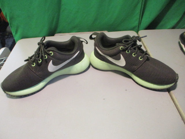 Load image into Gallery viewer, Used Nike Size 2 Golf Shoes
