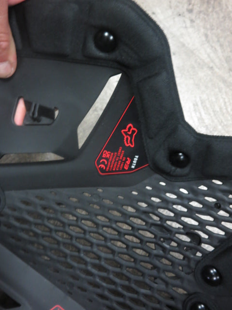 Load image into Gallery viewer, Used Fox Racing R3 Youth Ventilated Chest Protector
