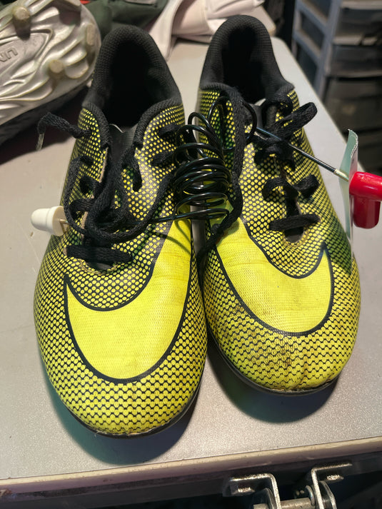 Used Nike 6y Soccer Cleate yellow and black