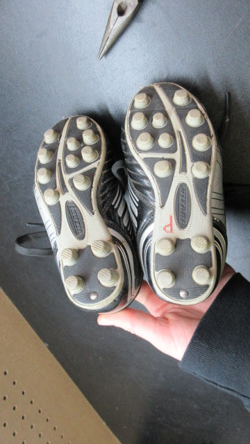 Load image into Gallery viewer, Used Vizari Soccer Cleats - Size 8
