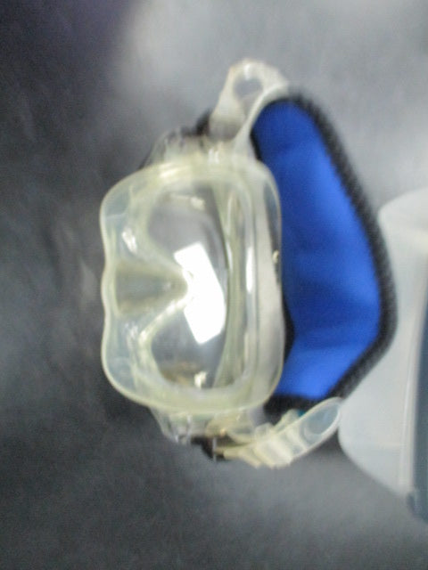 Load image into Gallery viewer, Used Scuba Pro tempered diving mask with case some use
