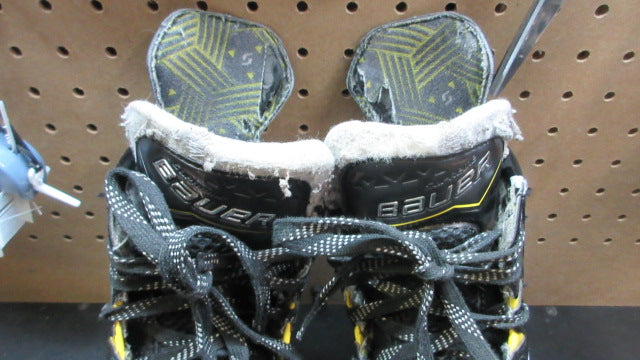 Load image into Gallery viewer, Used Bauer Supreme M40 Hockey Skates - Size 2.5
