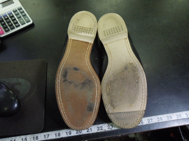 Load image into Gallery viewer, Used Vintage Leather Bowling Shoes Size 11

