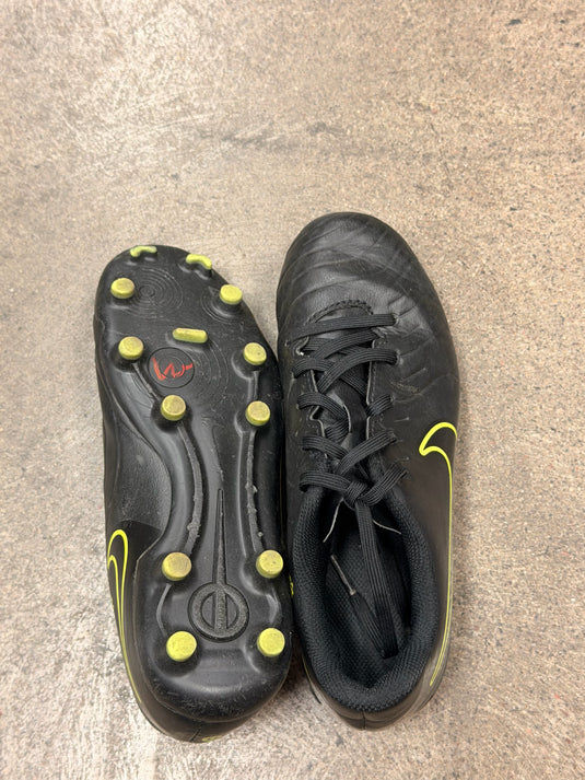 Used Nike Soccer Cleats Size 3y