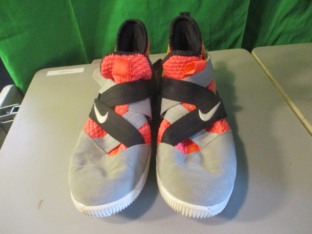 Load image into Gallery viewer, Used Nike Lebron Basketball Shoes Size 7Y
