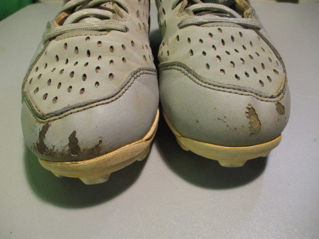 Load image into Gallery viewer, Used Under Armour Leadoff Size Youth 3 Cleats
