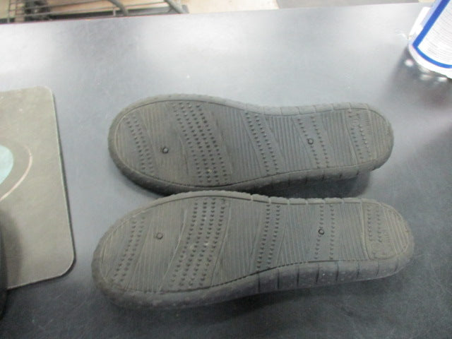 Load image into Gallery viewer, Used Cat &amp; Jack Water Shoes Size 5
