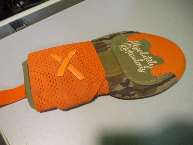 Load image into Gallery viewer, Used Absolutely Ridiculous Bottomland Camo X.1 Sliding Mitt
