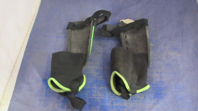 Load image into Gallery viewer, Used Umbro Shin Guards Size Youth - wear
