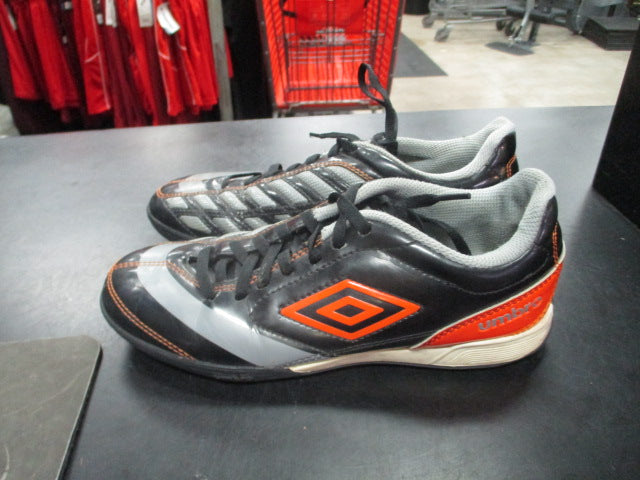 Load image into Gallery viewer, Used Umbro Dynamis Size 5 Indoor Soccer Cleats
