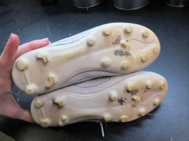 Load image into Gallery viewer, Used Umbro Soccer Cleats
