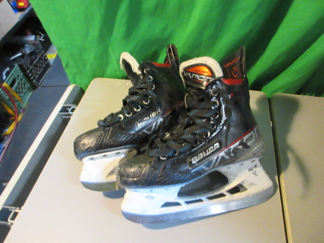 Load image into Gallery viewer, Used Bauer Vapor 3X Hockey Skates Size 5.5 Fit 1 - Right Heel is Split
