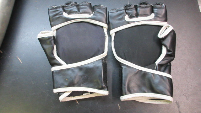 Load image into Gallery viewer, Used Everlast MMA Grappling Gloves - Size L/XL
