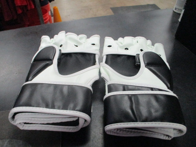 Load image into Gallery viewer, Used F45 MMA Sparring Gloves Size Large
