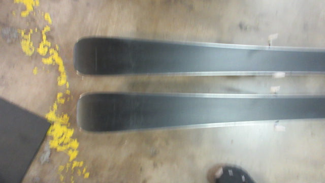 Load image into Gallery viewer, Used Salomon X-Drive Downhill Skis w/ Salomon Bindings Size 161cm
