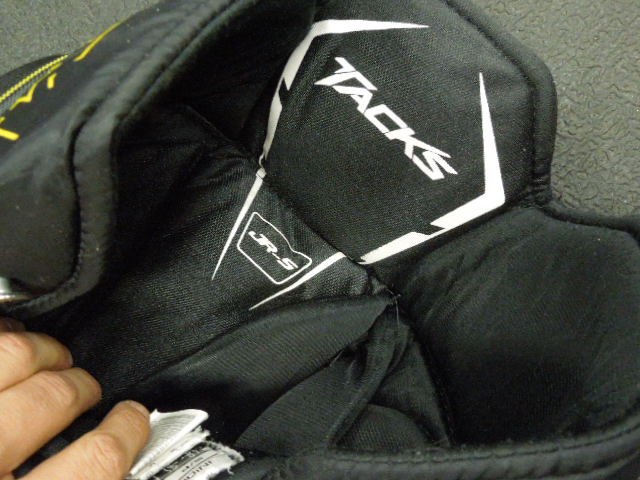 Load image into Gallery viewer, Used CCM Tacks 4052 Jr Hockey Breezers Size Small Heavy Use
