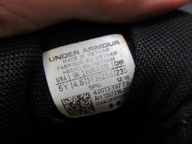 Load image into Gallery viewer, Used Under Armour Leadoff Low RM Baseball Cleats - Size Youth 5
