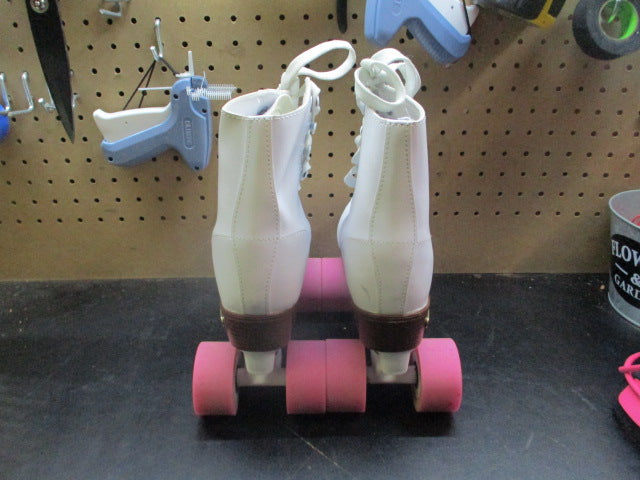 Load image into Gallery viewer, Used Chicago Skates Rink Roller Skates - Size 7
