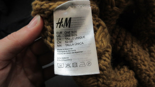 Load image into Gallery viewer, Used H&amp;M Winter Hat
