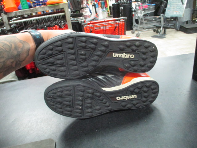 Load image into Gallery viewer, Used Umbro Dynamis Size 5 Indoor Soccer Cleats
