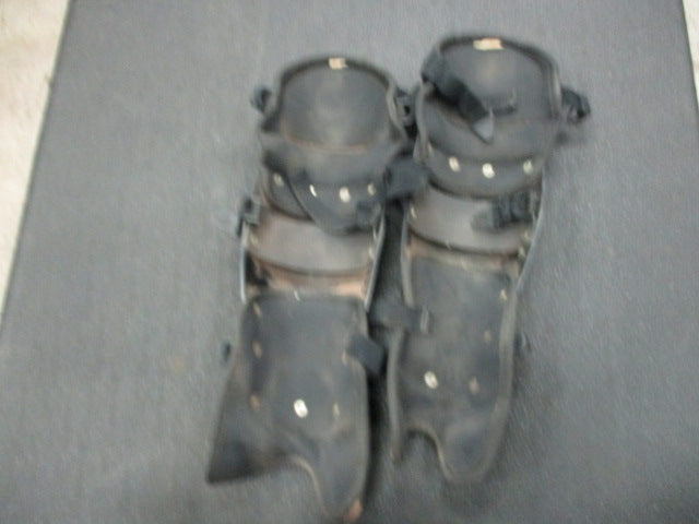 Load image into Gallery viewer, Used United Athletic Youth Catchers Shin Guards
