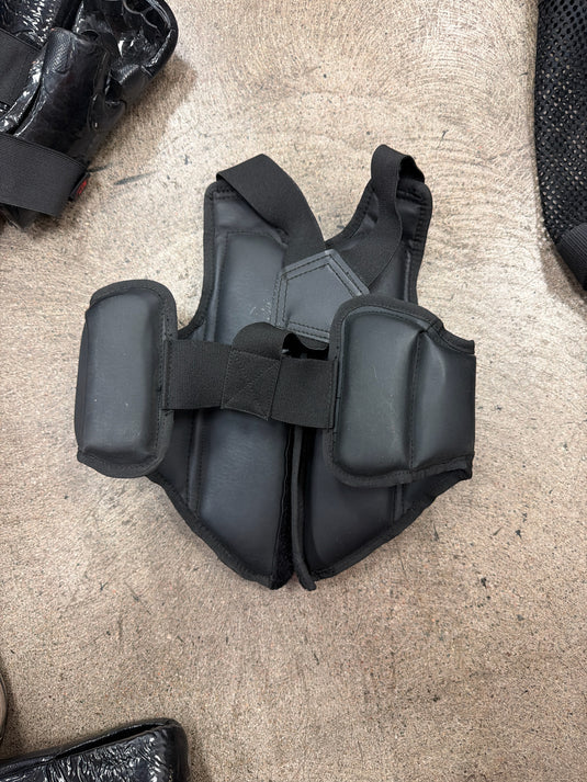 Use ATA Chest prottector black size smal