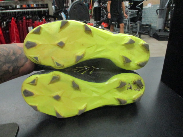 Load image into Gallery viewer, Used Adidas Predator Size 6.5 Soccer Cleats
