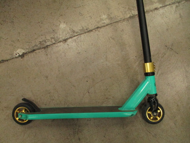 Load image into Gallery viewer, Used Fuzion X5 Trick Scooter
