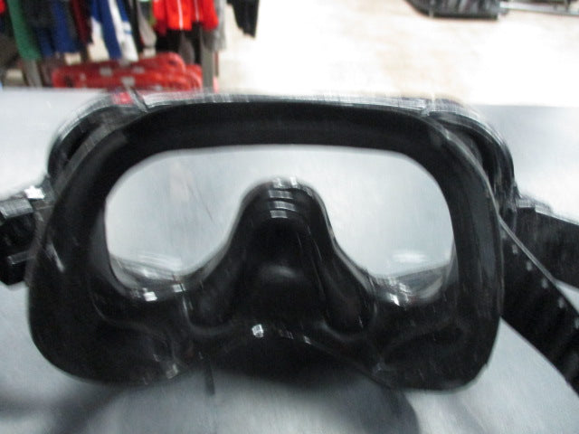 Load image into Gallery viewer, Used Black Scuba Mask
