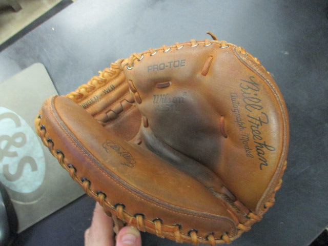 Load image into Gallery viewer, Used Wilson A2510 Leather Catchers Glove
